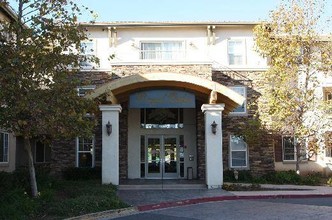 Royal Oaks 55+ Senior Apartment Community in San Marcos, CA - Foto de edificio - Building Photo