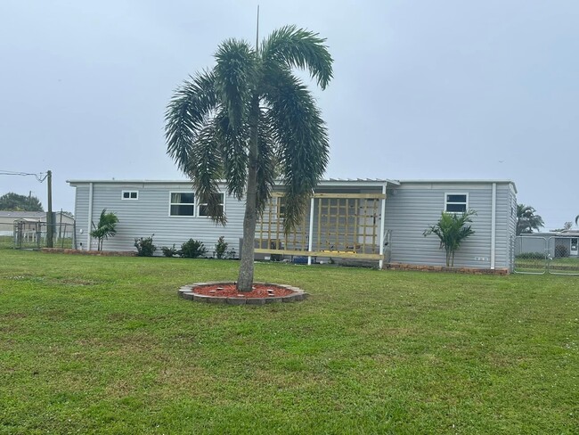 2044 SE 34th Ln in Okeechobee, FL - Foto de edificio - Building Photo