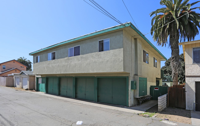 706 N Freeman St in Oceanside, CA - Foto de edificio - Building Photo