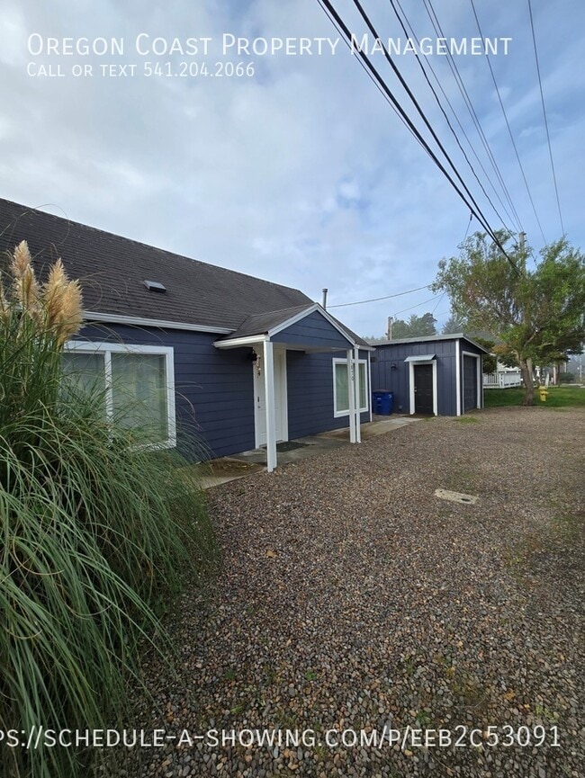 1870 SE 3rd St in Lincoln City, OR - Foto de edificio - Building Photo