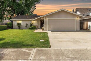 9717 Treetop Dr in Stockton, CA - Building Photo