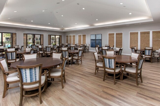 55+ FountainGlen Grand Isle in Murrieta, CA - Foto de edificio - Building Photo