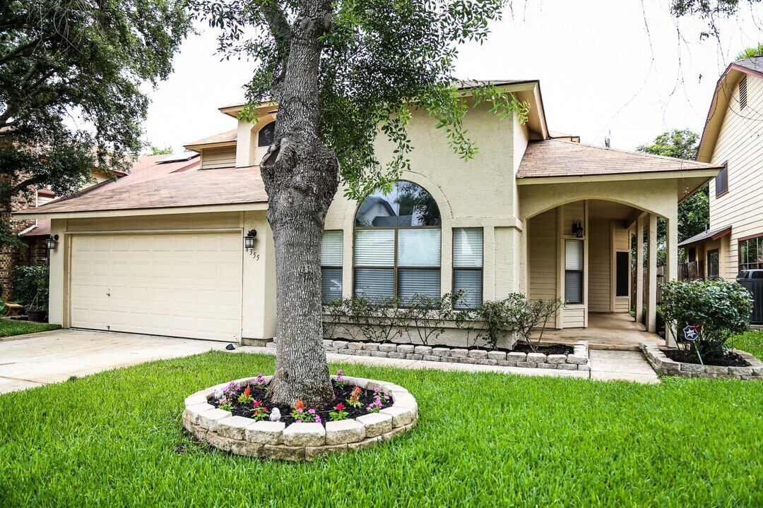 8355 Slippery Rock in San Antonio, TX - Building Photo