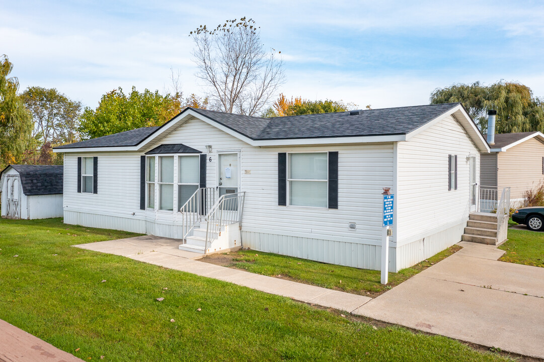 North Huron MH Community in Rockwood, MI - Building Photo