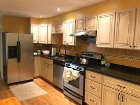 9 Leverett St in Brookline, MA - Building Photo