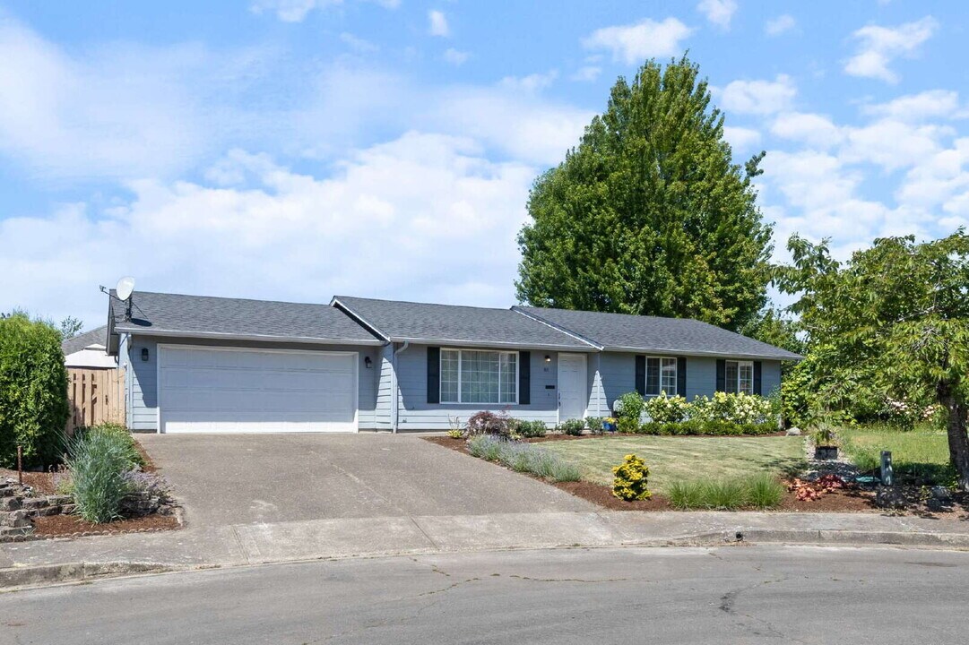 911 SW Warbler Ct in McMinnville, OR - Building Photo