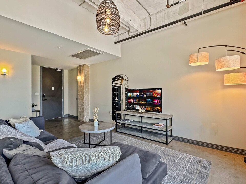 555 Evergreen St in Dallas, TX - Building Photo
