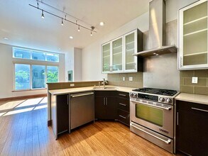 556 McGraw St in Seattle, WA - Foto de edificio - Building Photo