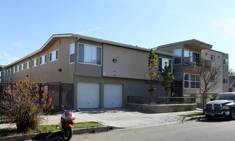 Cerritos Court Apartments in Long Beach, CA - Building Photo