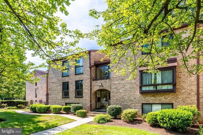 property at 2002 Colts Neck Rd