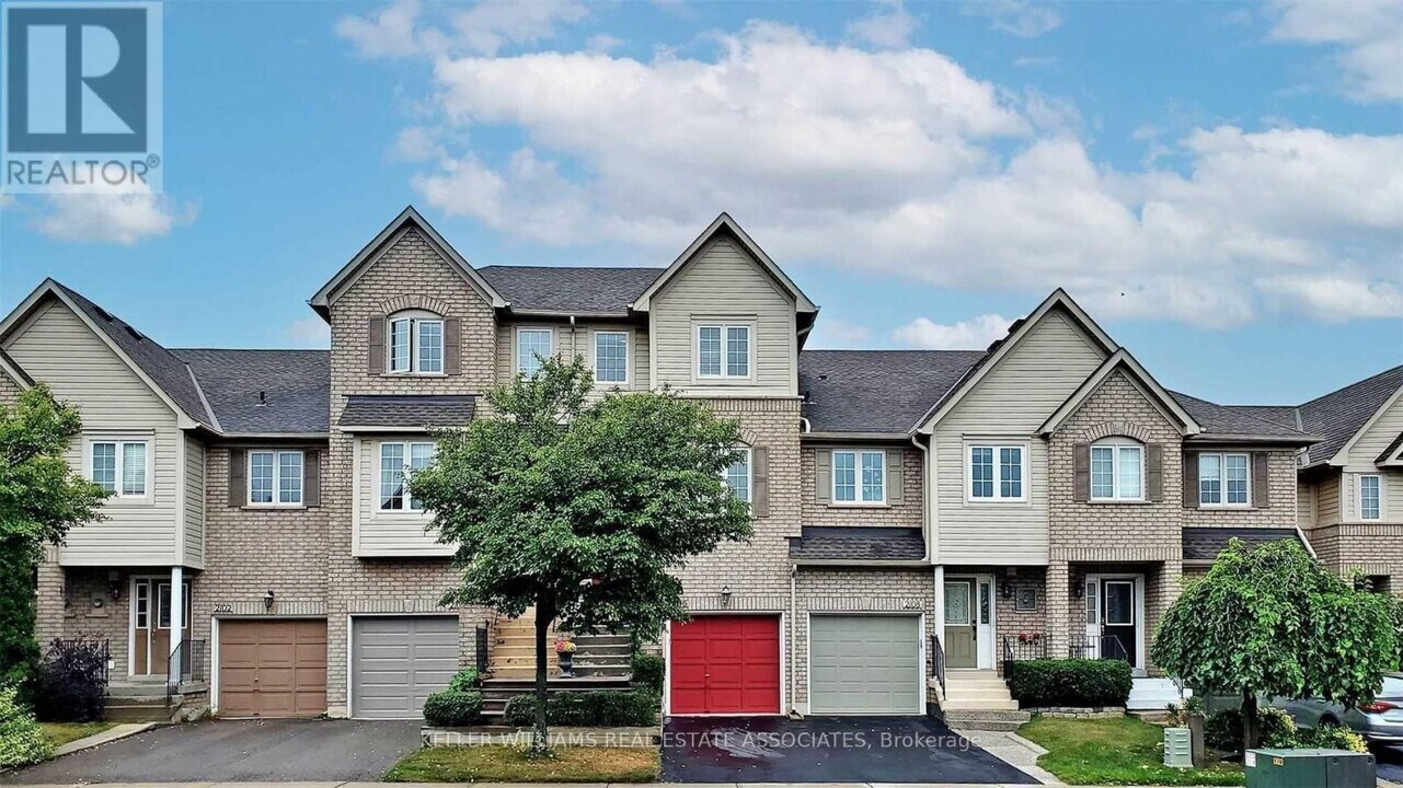 2106 Glenhampton Rd in Oakville, ON - Building Photo