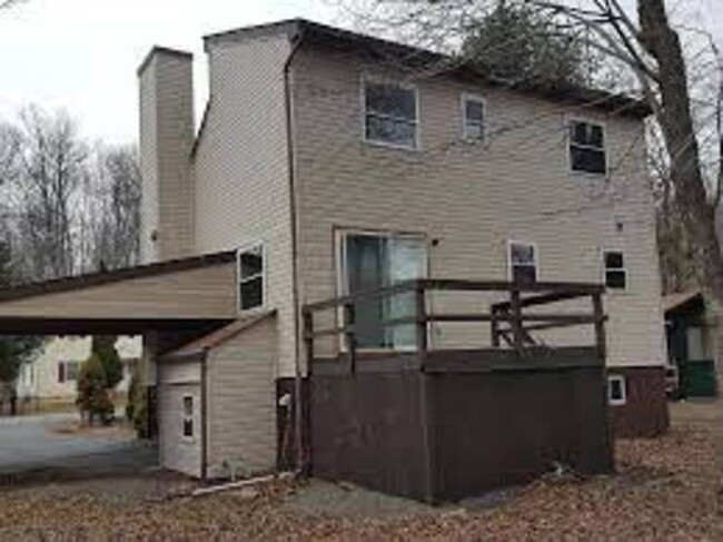 908 Country Pl Dr in Tobyhanna, PA - Building Photo - Building Photo