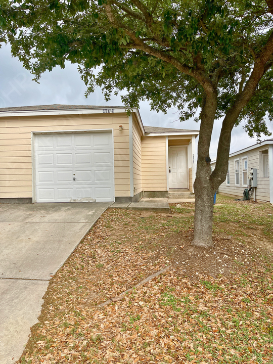 15415-15417 Kamary Ln in San Antonio, TX - Foto de edificio
