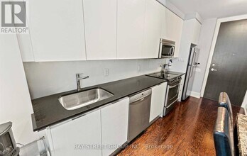 33 Charles St E in Toronto, ON - Building Photo - Building Photo