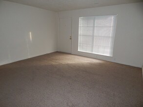 3714 SW 29th Terrace, Unit 25 East in Topeka, KS - Foto de edificio - Building Photo