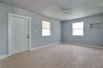 562 W 4th St in Riviera Beach, FL - Building Photo - Building Photo