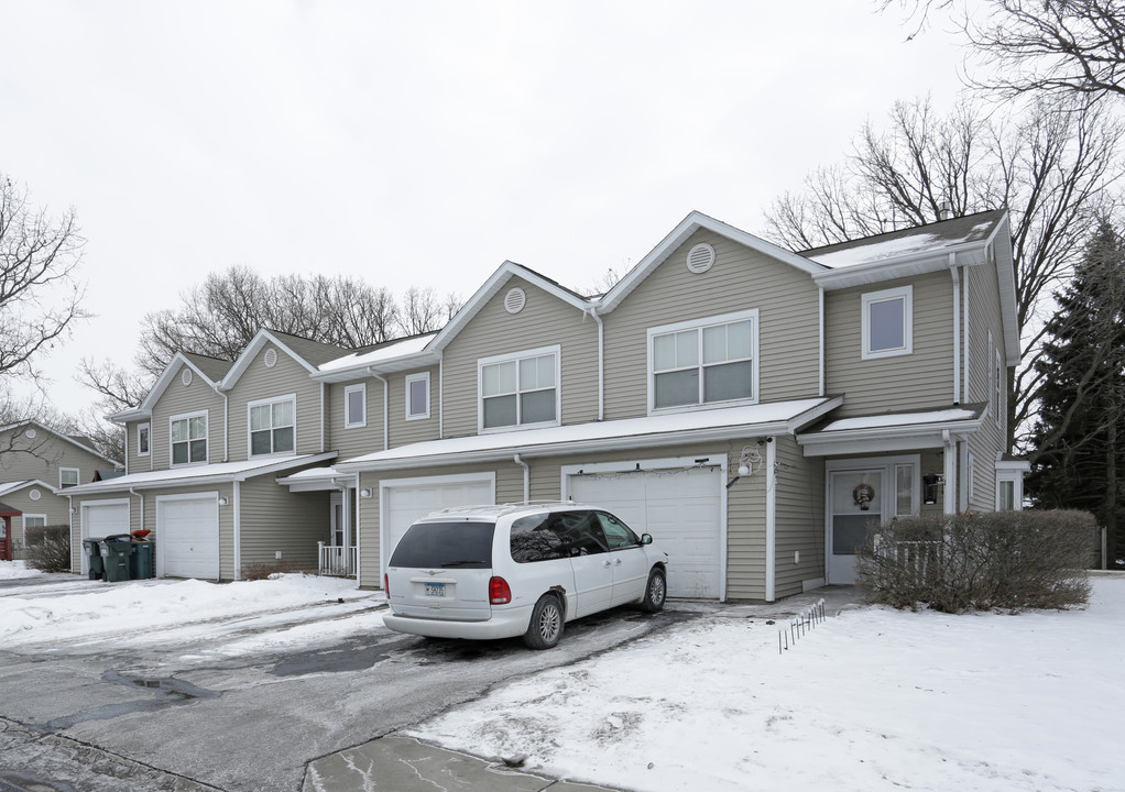 Oak Run Townhomes in Coon Rapids, MN - Building Photo