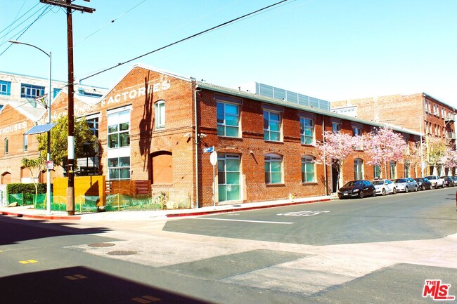 527 Molino St in Los Angeles, CA - Building Photo - Building Photo