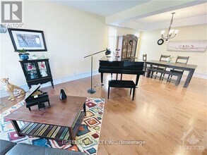 357 Laughlin Cir in Ottawa, ON - Building Photo - Building Photo