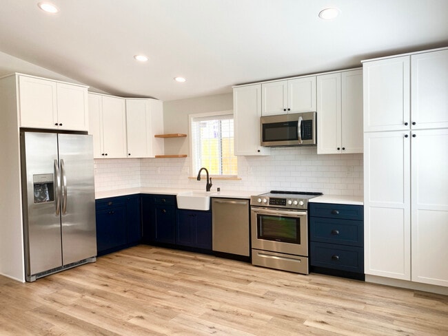 1304 Basswood Ave in Carlsbad, CA - Foto de edificio - Building Photo