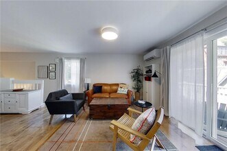 364 Bellevue Ave in Newport, RI - Building Photo - Building Photo