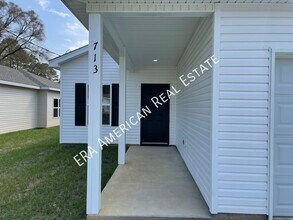 713 Robinson Ave E in Crestview, FL - Foto de edificio - Building Photo