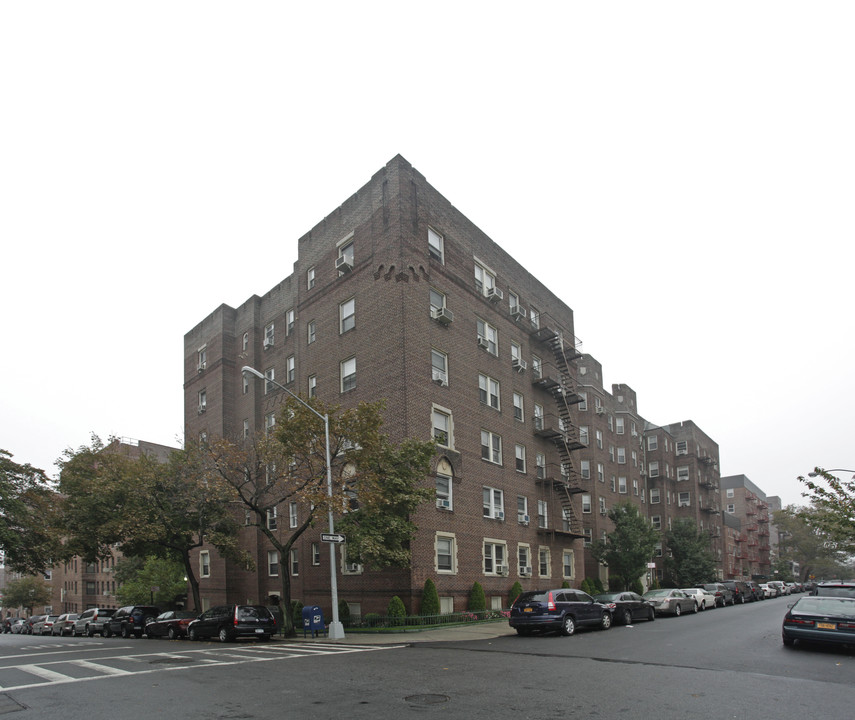 64-45 Booth St in Flushing, NY - Foto de edificio