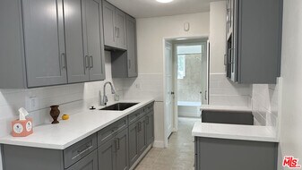 11225 Emelita St in Los Angeles, CA - Building Photo