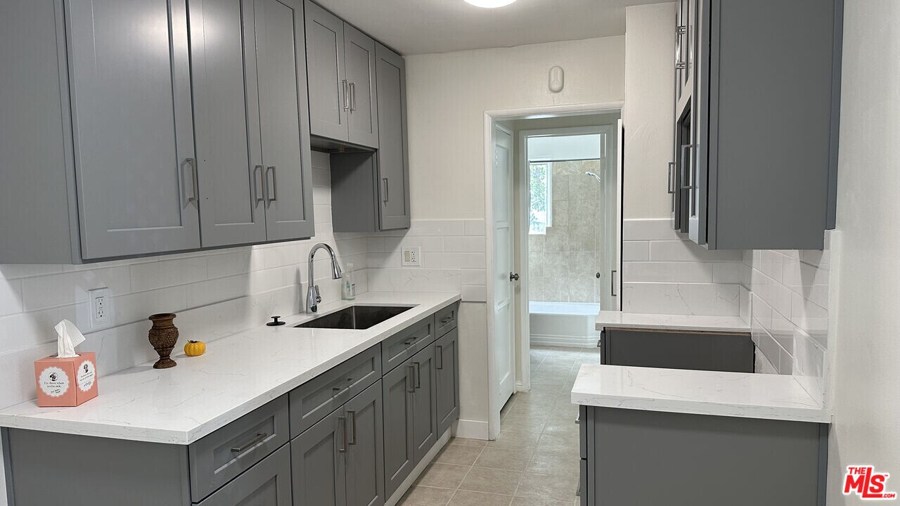 11225 Emelita St in Los Angeles, CA - Building Photo