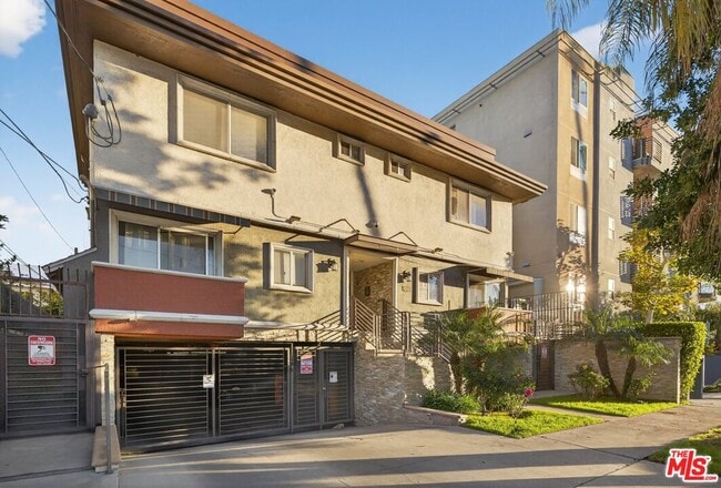 11063 Cumpston St in Los Angeles, CA - Building Photo - Building Photo