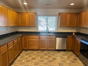 2010 Aristona St in Central Point, OR - Building Photo - Building Photo