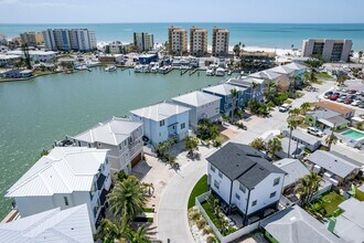429 137th Ave Cir in Madeira Beach, FL - Building Photo - Building Photo