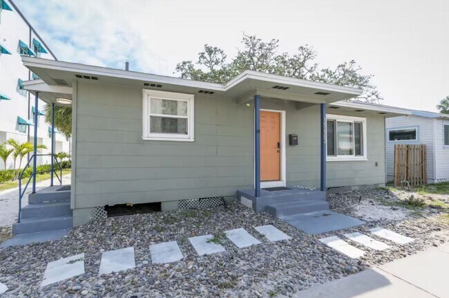 15403 Gulf Blvd in Madeira Beach, FL - Building Photo - Building Photo