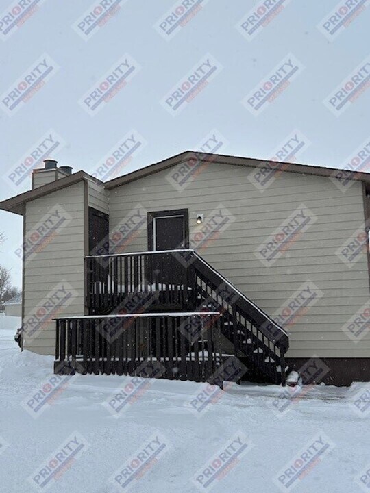 1415 Eagles Nest Cir in Gillette, WY - Building Photo