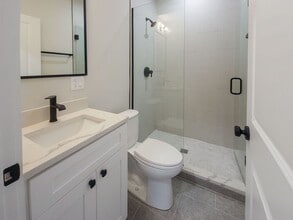 2020 W Montrose Ave, Unit 2C in Chicago, IL - Foto de edificio - Building Photo