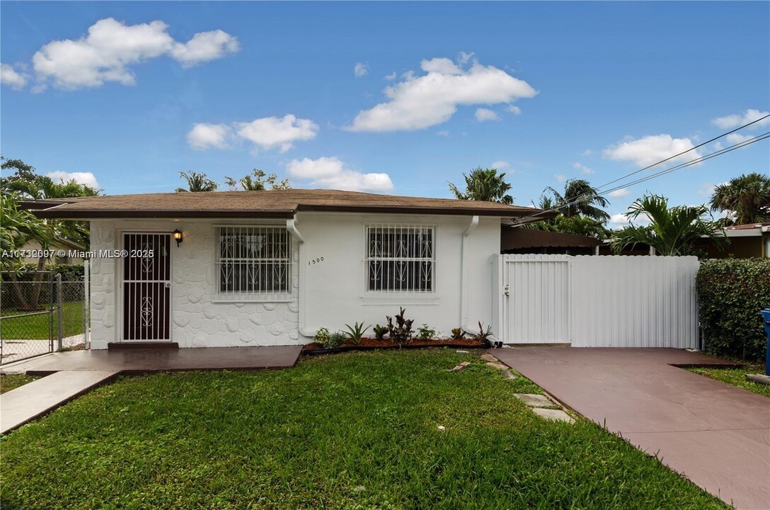 1500 NE 147th St in North Miami, FL - Building Photo