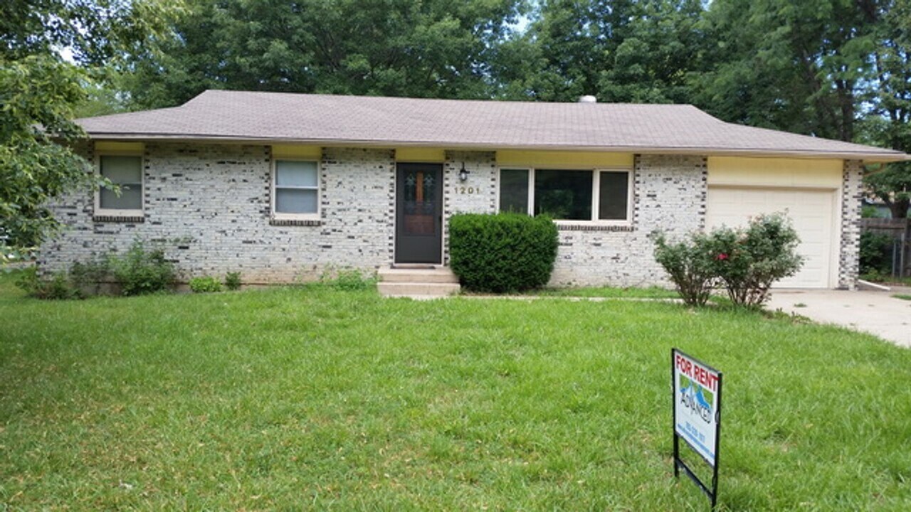 1201 Frontier Ln in Manhattan, KS - Building Photo