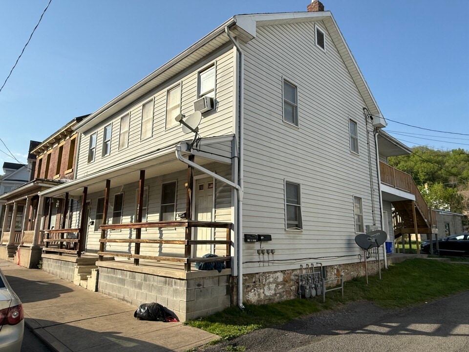 211 N Grand St, Unit APT A 1st floor in Lewistown, PA - Building Photo