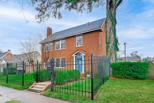 2412 Oakdale St in Houston, TX - Building Photo