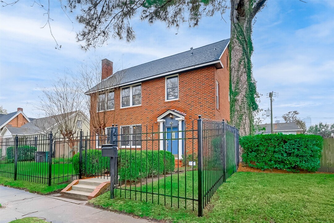 2412 Oakdale St in Houston, TX - Building Photo