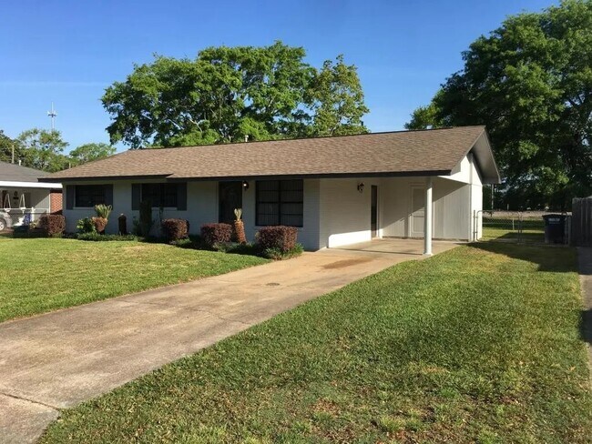 320 Poplar Dr in Ocean Springs, MS - Foto de edificio - Building Photo