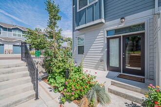 1047 Oak Cir in Lakewood, CO - Building Photo - Building Photo