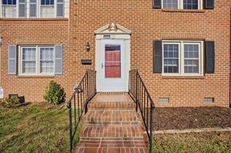 2 Charles Parish Dr in Poquoson, VA - Building Photo - Building Photo