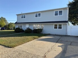 3156 Chelsea Ln in Levittown, NY - Building Photo