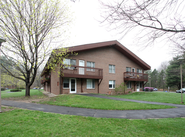 Forest Court in Unionville, CT - Foto de edificio - Building Photo