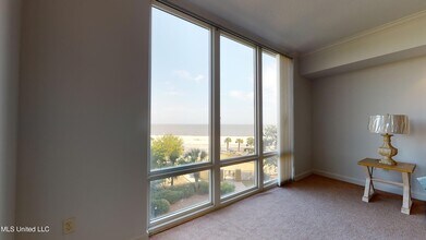 1200 Beach Dr, Unit 302 in Gulfport, MS - Building Photo - Building Photo