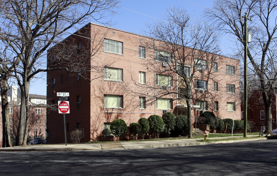 1601 19th St N in Arlington, VA - Building Photo