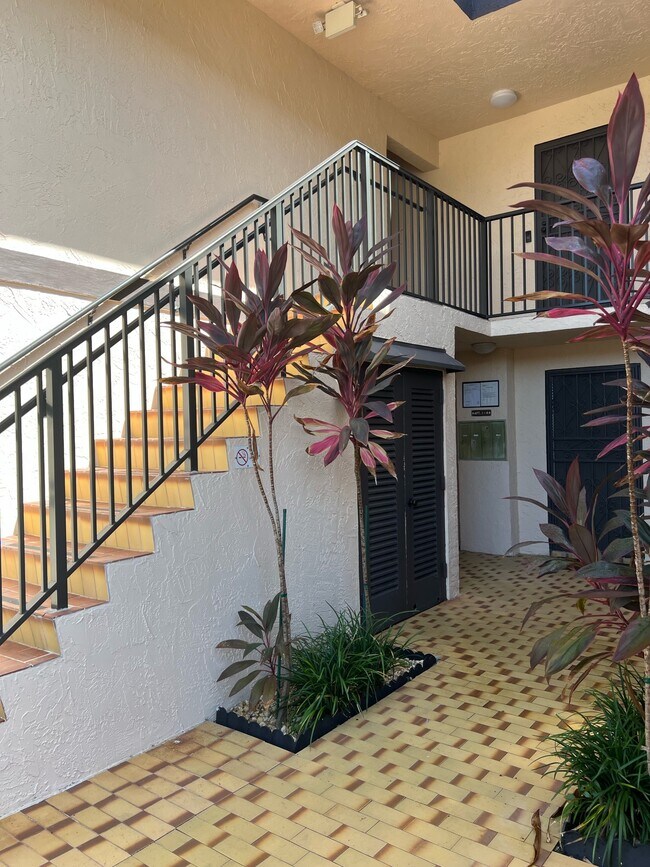 8425 Harding Ave, Unit Apt.9 in Miami Beach, FL - Building Photo - Building Photo