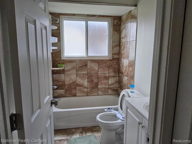 29120 Lund Ave, Unit D25 in Warren, MI - Building Photo - Building Photo