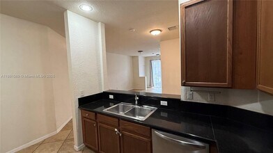 5866 Hampton Hills Blvd in Tamarac, FL - Building Photo - Building Photo